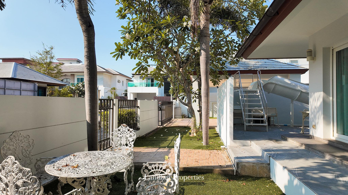 ขายพัทยา บางแสน ชลบุรี สัตหีบ : ขายบ้านพูลวิลล่าพัทยา สามารถทำธุรกิจได้  โครงการติดทะเล ลงหาดได้เลย