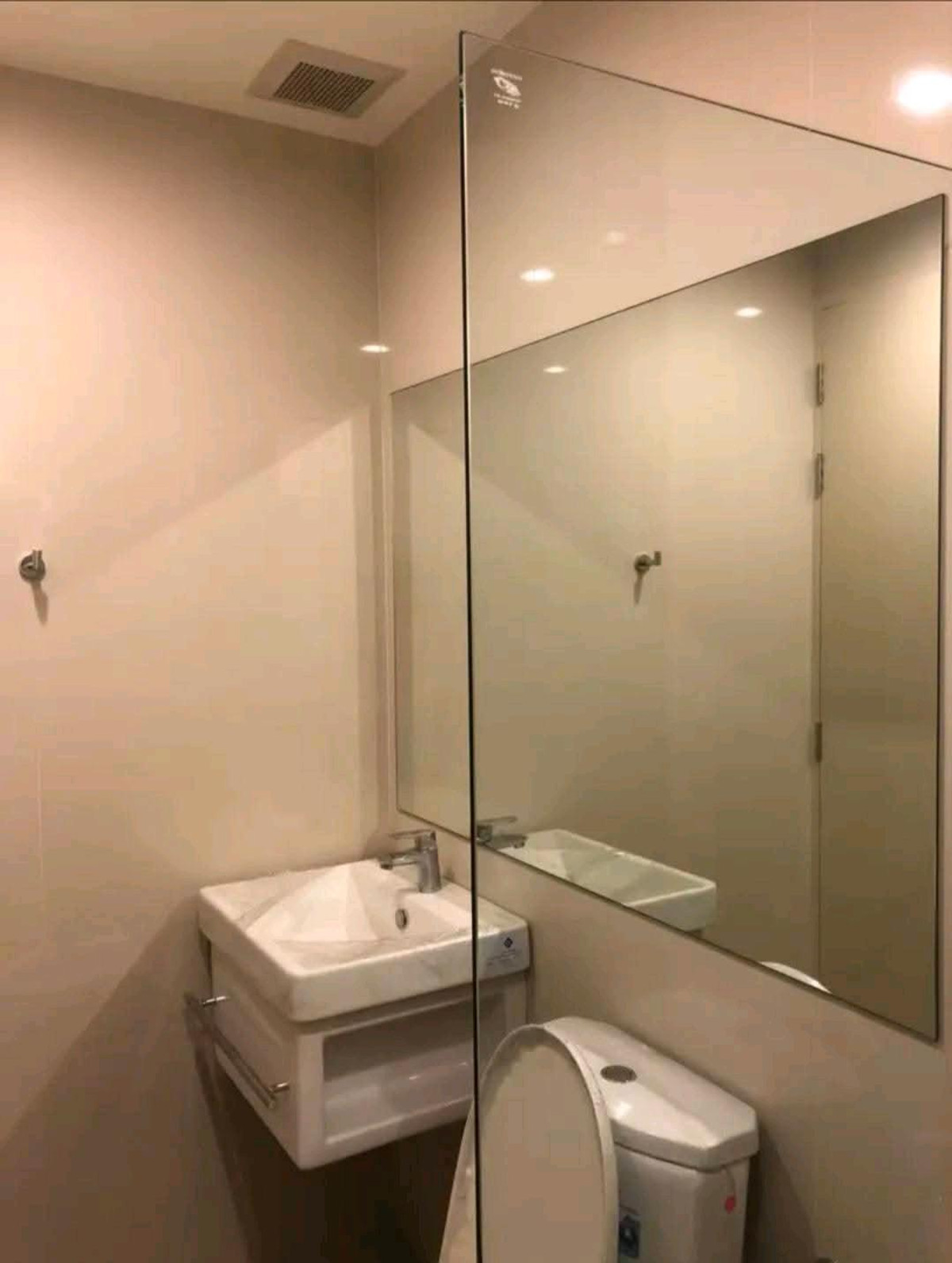 ให้เช่าคอนโดพระราม 9 เพชรบุรีตัดใหม่ RCA : ให้เช่า Life Asoke ห้องใหญ่ ผนังห้องนอนไม่ติดห้องคนอื่น พร้อม walkin-closet