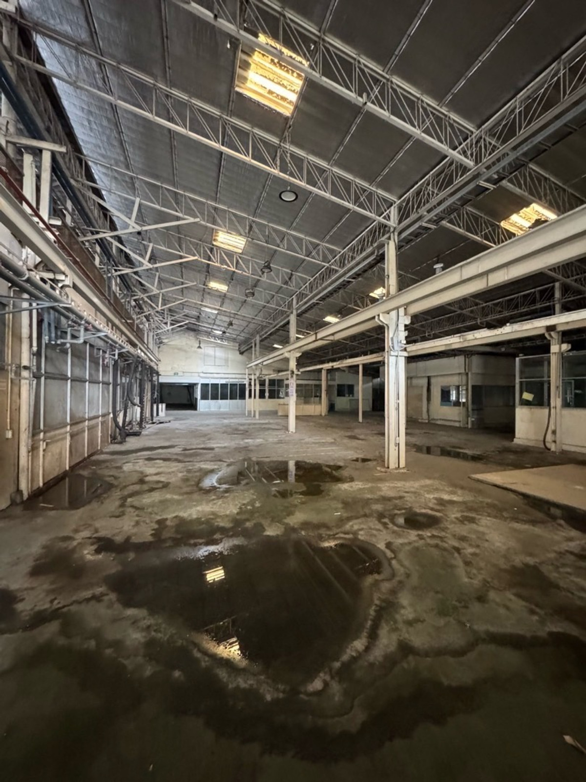 For RentRetail SpaceOnnut, Udomsuk : Warehouse 5,562 square meters @ Punnawithi Soi Sukhumvit 101/1 Wachiratham Sathit for business, suitable for sports stadium / community / hangout place - Art Space in the city