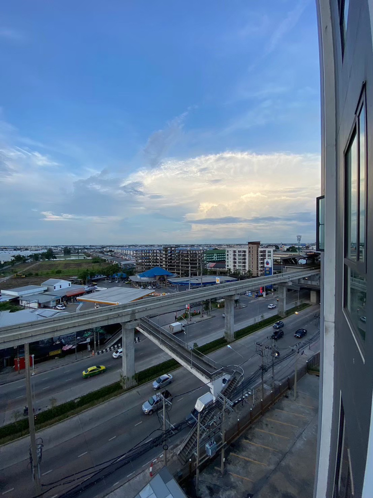 For SaleCondoNawamin, Ramindra : Live in it or invest with confidence!Condo for sale: JW Station @ Ramintra — with tenant included. Excellent location on Ramintra Road, right next to the Pink Line MRT