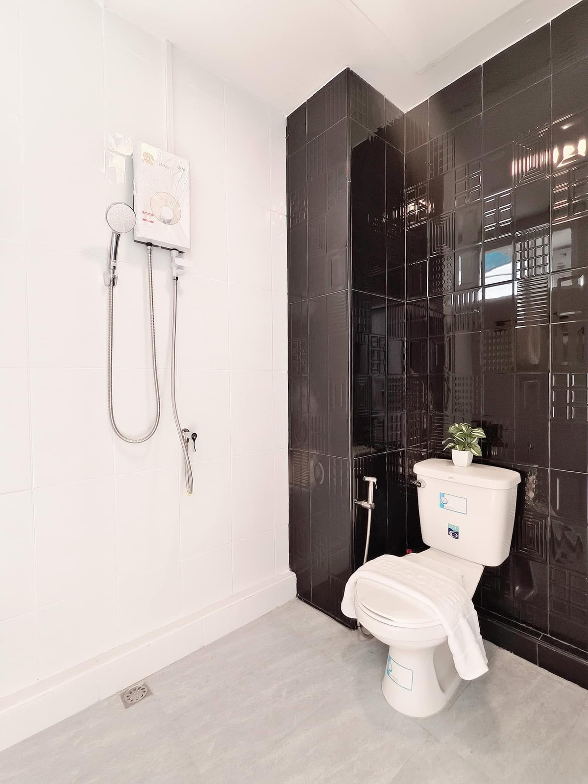 CondoBang kae, Phetkasem : Urgent rent/sale🔥 Large suite 43.56 sq m. ✨Newly renovated, ready to move in. Rent only: 4,300 baht/month, or buy for 799,000 (suitable for those with an income of 15,000 or more). Room on the 4th floor is very private.