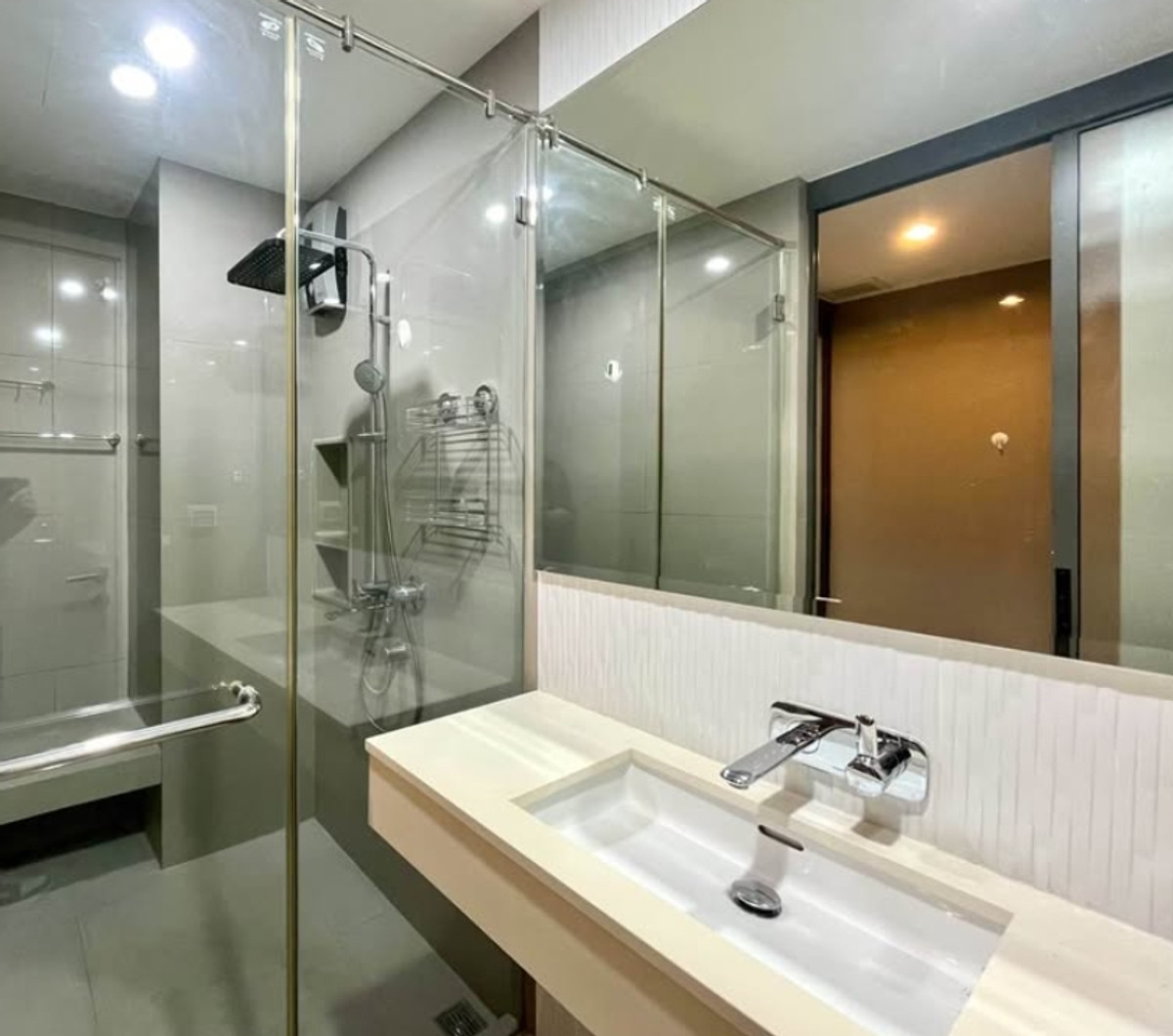 For RentCondoSukhumvit, Asoke, Thonglor : LTH14681 – Apartment for Rent | Rhythm Sukhumvit 42 | 45 sqm | 1 Bedroom 1 Bathroom | Luxury Modern Living Best Value | Near BTS Ekkamai | 40,000 THB/Month | Apartment for rent Rhythm Sukhumvit 42, size 45 sq m, 1 bedroom, 1 bathroom, beautiful modern roo