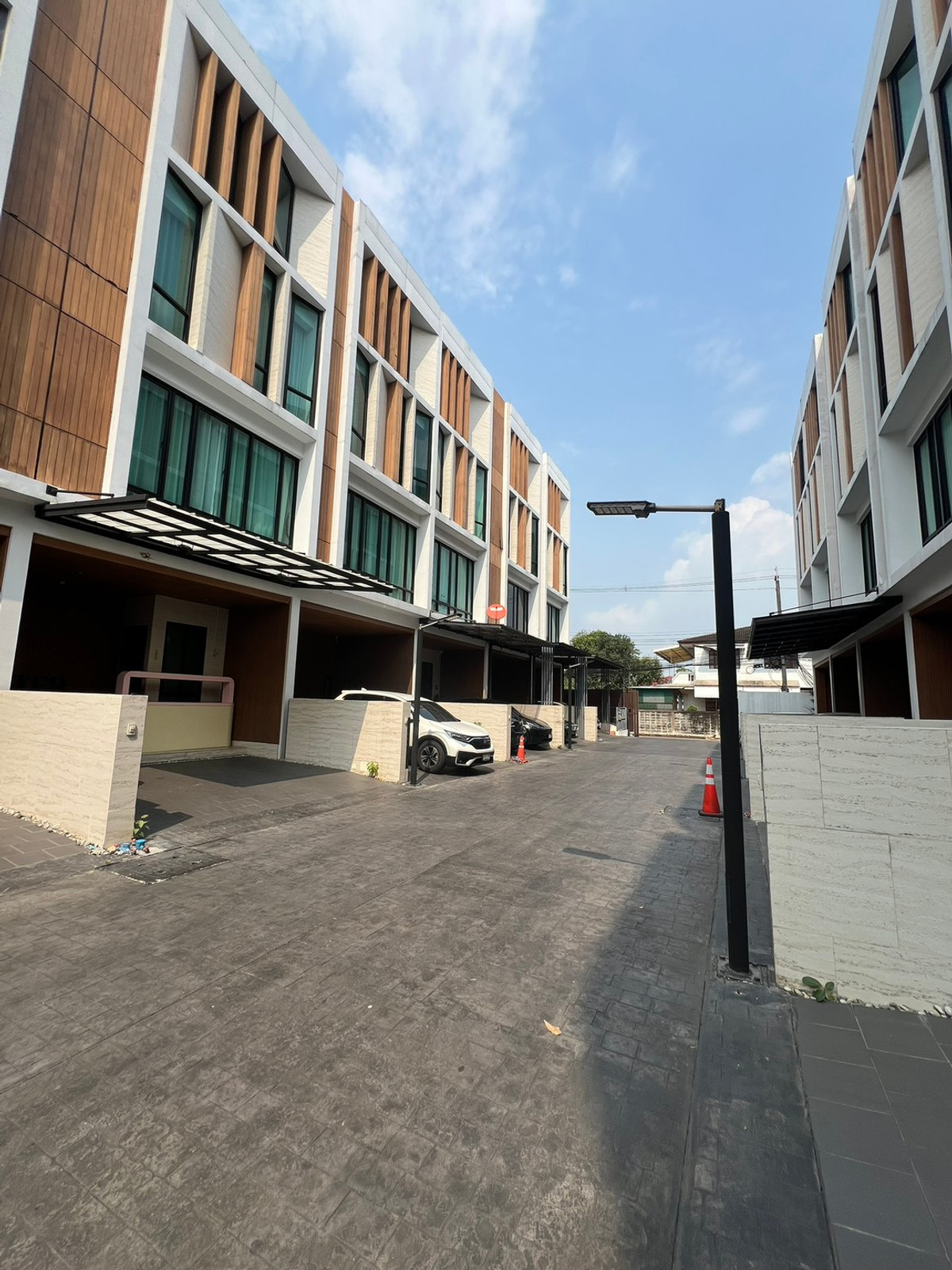 อาคารพาณิชย์โชคชัย4 ลาดพร้าว71 : ขาย/เช่า ทาวน์โฮม The Author รัชดา 32 ทำเลกลาง ลาดพร้าว ใกล้ MRT ลาดพร้าว และ ภาวนา โทร.098-905-2645