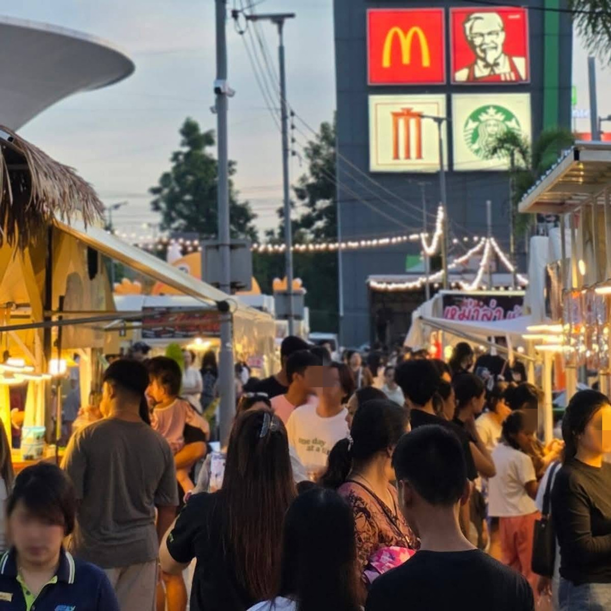 For LeaseholdRetail SpaceSamut Prakan,Samrong : Urgent sale, milk tea shop, prime location, in front of Robinson, worth almost 200,000 baht, lease only 99,000 baht.