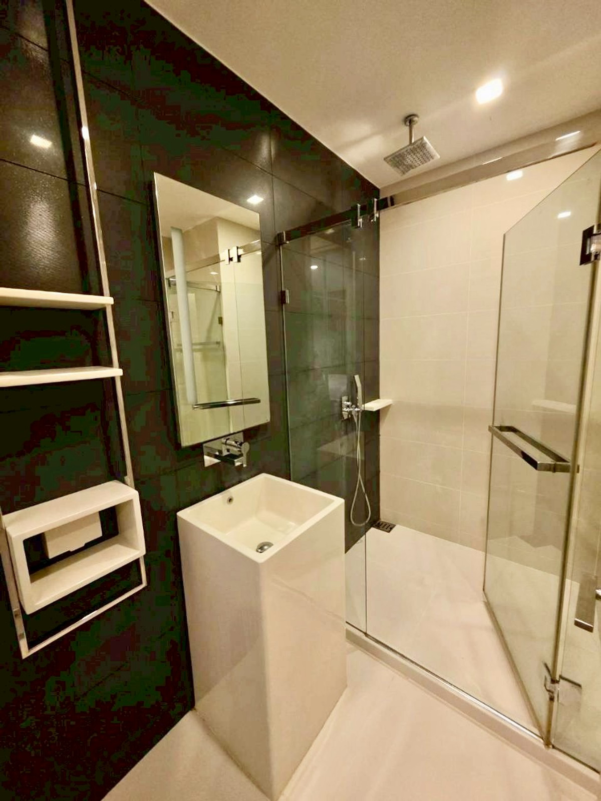 For SaleCondoWongwianyai, Charoennakor : ( UL2603111 ) Tel/Line 096-2479369 , FOR SALE !! The Room BTS Wongwian Yai, 1 bedroom, 1 bathroom, Size 43.65 Sq.M. Never rented, very good condition✨