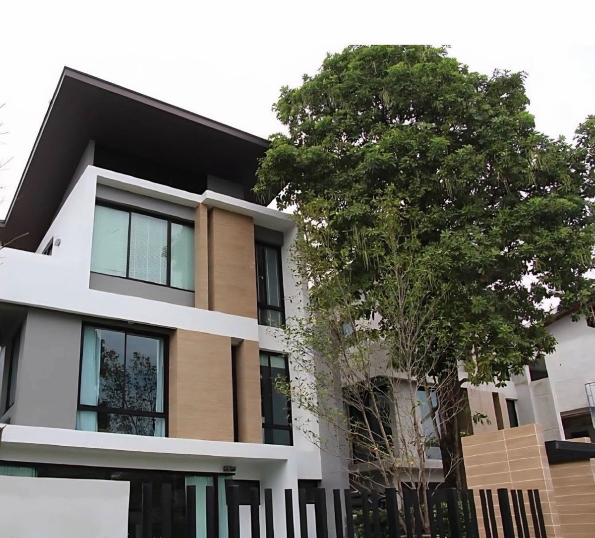 ขายบ้านพัทยา บางแสน ชลบุรี สัตหีบ : ขายพูลวิลล่าใกล้ชายหาด นาจอมเทียน พัทยา โครงการ Nirvana Beyond @ Beach Pattaya บ้าน 3 ชั้น พื้นที่ใหญ่ เดินเพียง 45 เมตรถึงทะเล