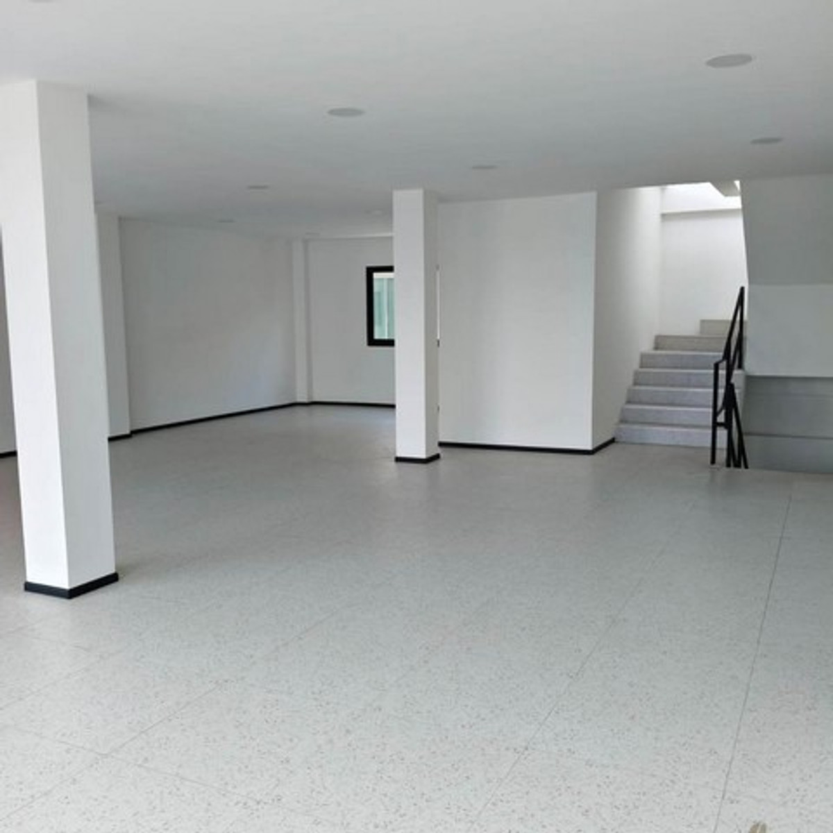 ให้เช่าอาคารพาณิชย์บางนา แบริ่ง ลาซาล : HR3307ให้เช่าออฟฟิศพร้อมโกดัง 3.5 ชั้น + ดาดฟ้า ซอยบางนา-ตราด ซอย 13 พื้นที่ใช้สอยรวม 384 ตร.ม. พร้อมเข้าอยู่ทันที