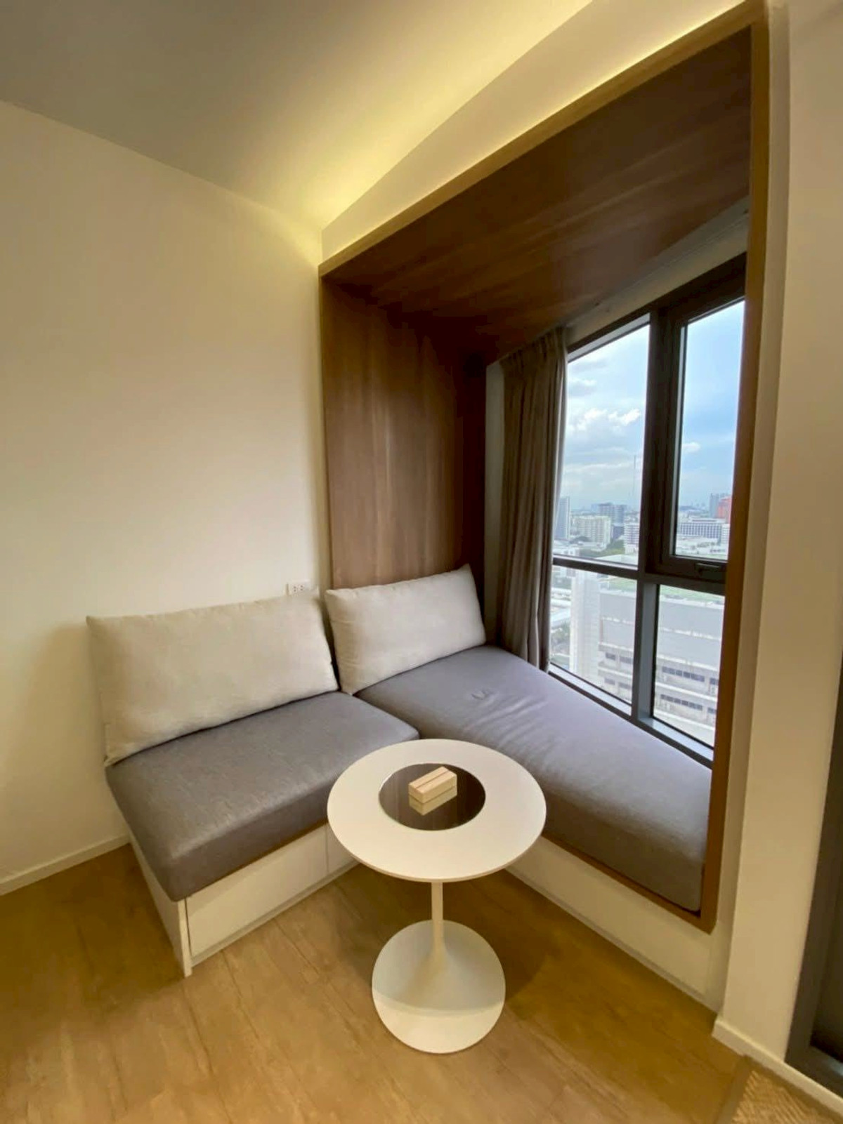 ให้เช่าคอนโดสยาม จุฬา สามย่าน : ☁️ มุมนั่งชิลริมหน้าต่าง มีมุมโปรดไว้พักใจในทุกวัน ✨ วิวเมืองสวยที่ Triple Y Residence 🏙️