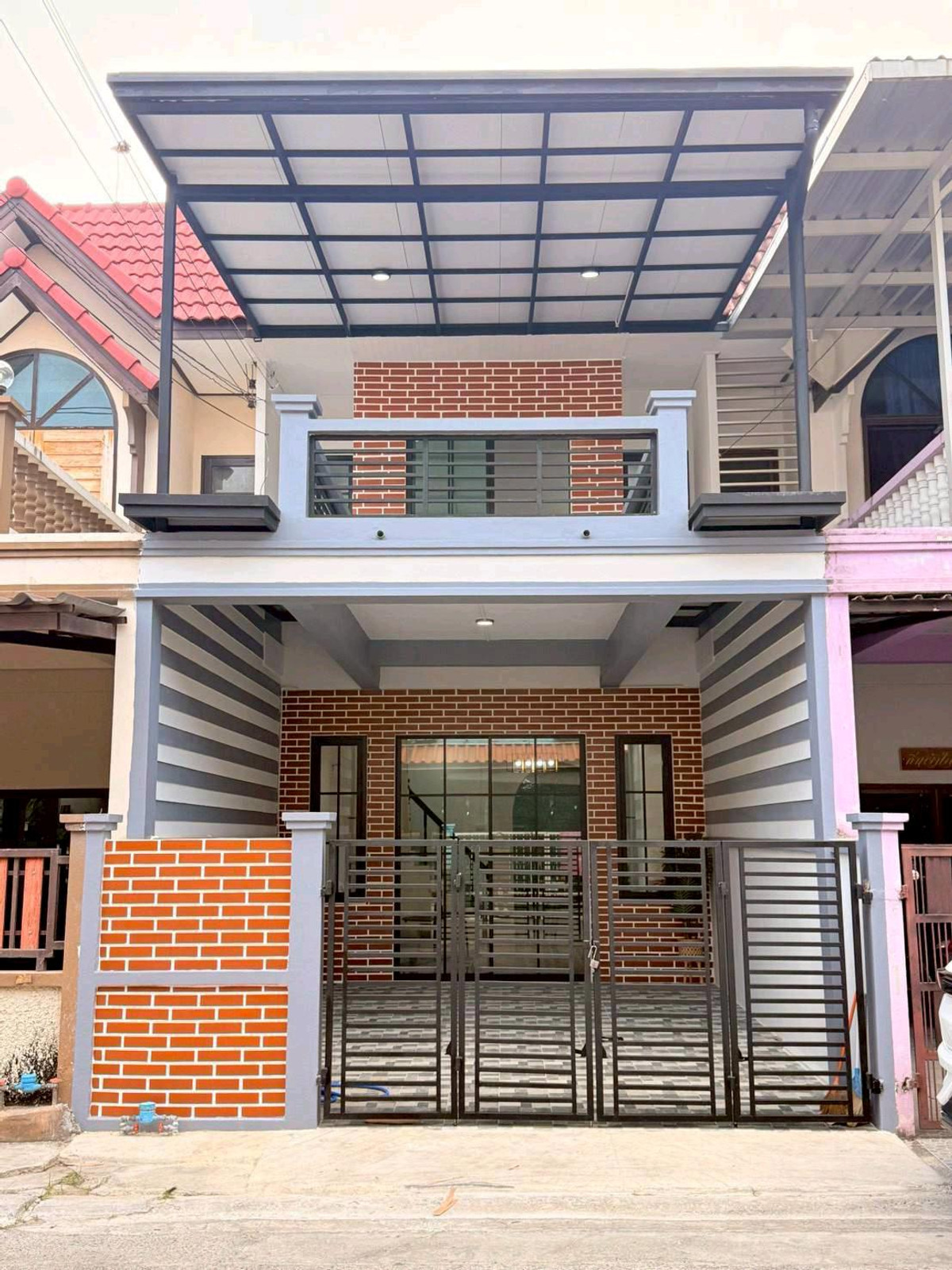 For SaleTownhomeNawamin, Ramindra : 2-story townhouse for sale, Phetpailin Village. Phraya Suren 30, Ramintra, Hathairat, along Khlong Song, Panya Indra, pink electric train Fashion Island, Safari World, Siam Park, Golf Course, Khlong Nueng Mosque Sathit Phatthana School, Synphaet Hospital,