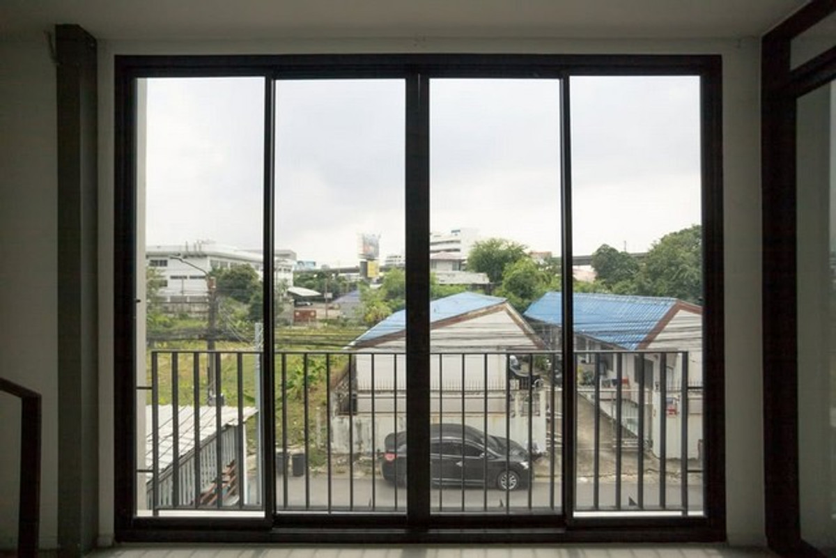 ให้เช่าอาคารพาณิชย์บางนา แบริ่ง ลาซาล : HR3303ให้เช่าออฟฟิศ-โกดัง 3.5 ชั้น พร้อมดาดฟ้า | บางนา-ตราด ซอย 13 เชื่อมต่ออุดมสุข-สุขุมวิท  สภาพใหม่ กั้นห้องแอร์ครบ พร้อมใช้งานทันที