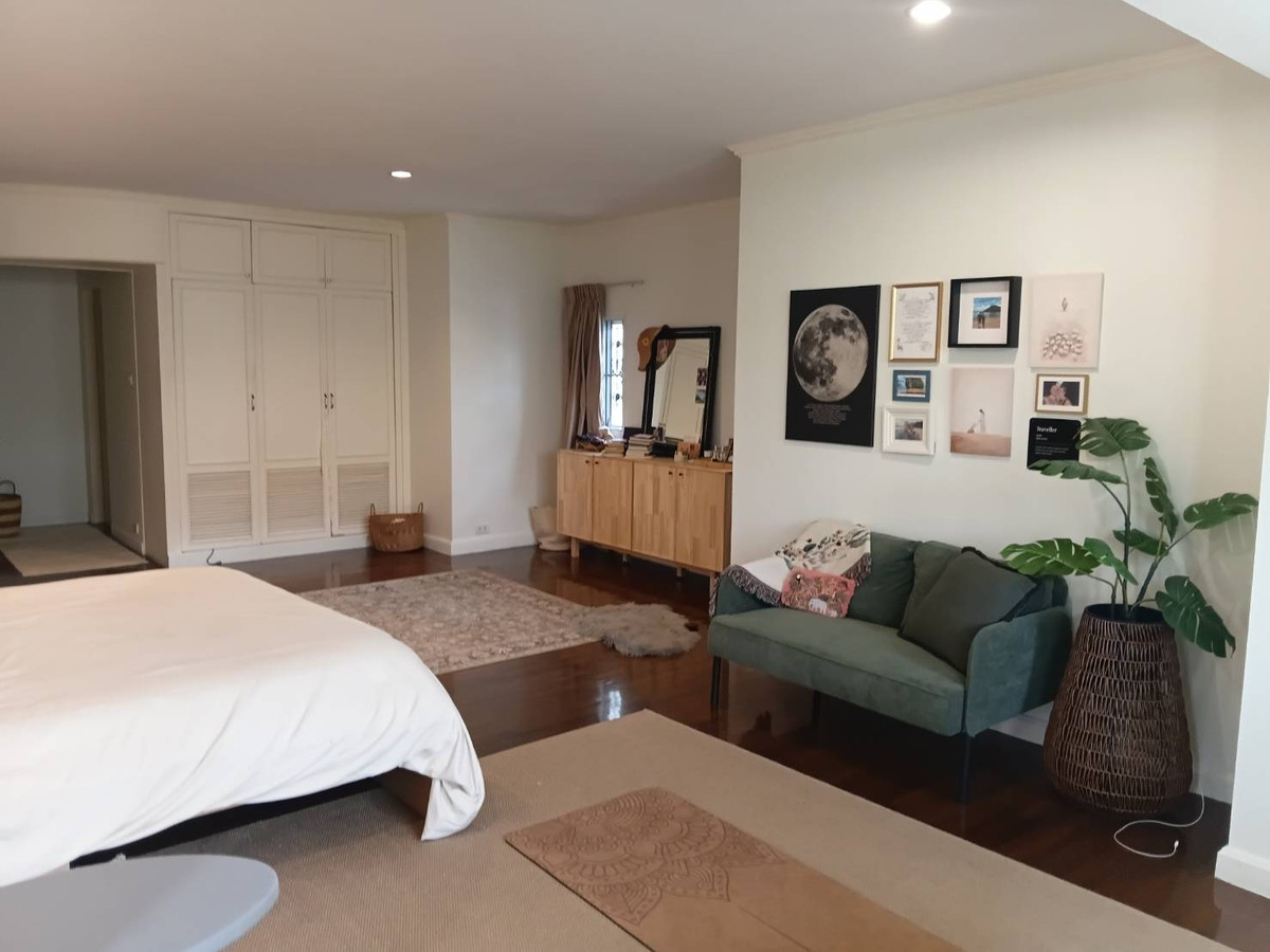 For RentHouseSukhumvit, Asoke, Thonglor : For rent, beautifully decorated house in Ekkamai area, near Thonglor, small pets allowed. Soi Pridi Banomyong 25