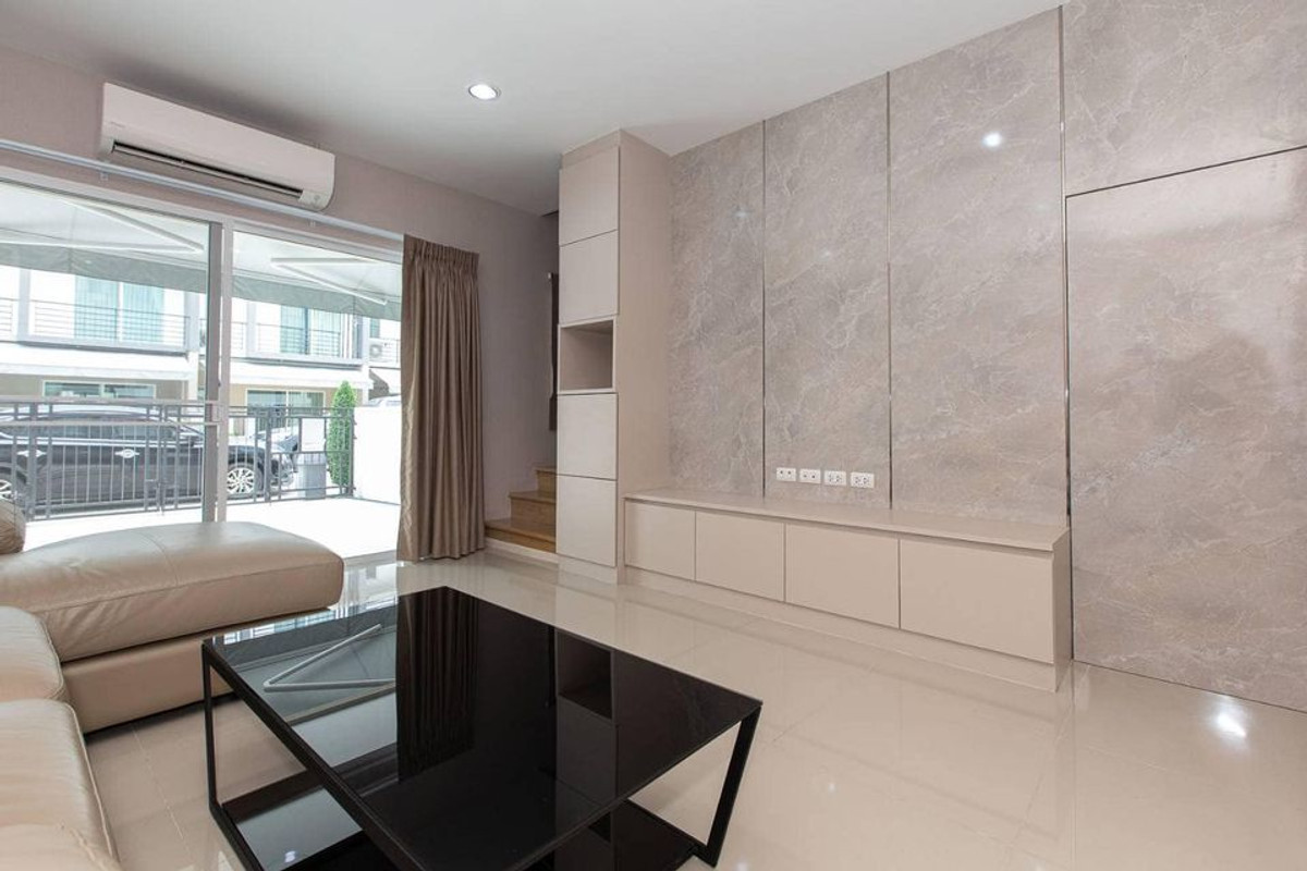 ขายทาวน์โฮมอ่อนนุช อุดมสุข : ทาวน์โฮม บ้านกลางเมือง สุขุมวิท 77 / 2 ห้องนอน (ขายพร้อมผู้เช่า), Townhome Baan Klang Muang Sukhumvit 77 / 2 Bedrooms (SALE WITH TENENT) FON249