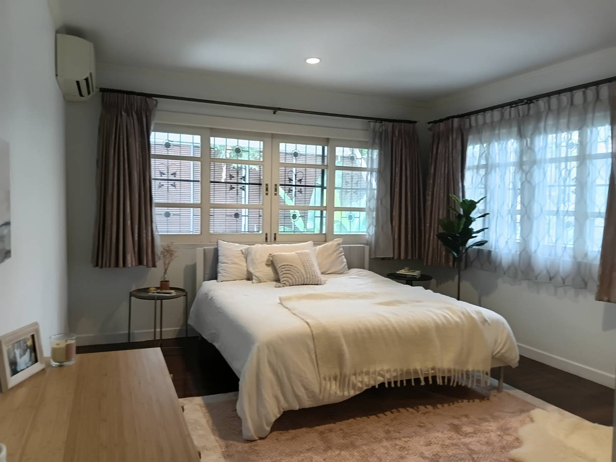 For RentHouseSukhumvit, Asoke, Thonglor : For rent, beautifully decorated house in Ekkamai area, near Thonglor, small pets allowed. Soi Pridi Banomyong 25