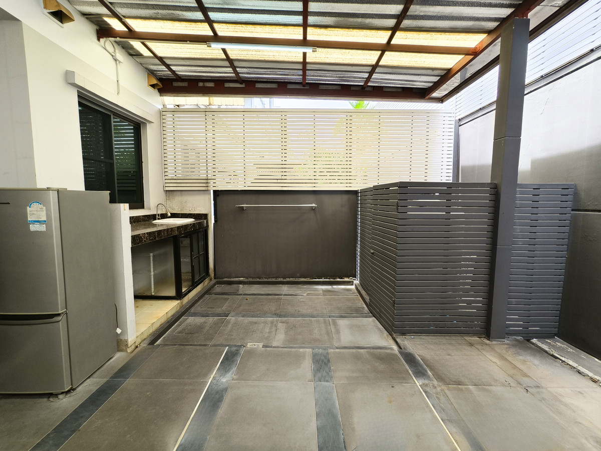 ให้เช่าทาวน์โฮมเกษตร นวมินทร์ ลาดปลาเค้า : ให้เช่า Landmark เอกมัย - รามอินทรา 33.2ตร.ว. 12.5 ล้านบาท ทาวน์โฮมหรู ติดสวน สายไฟลงใต้ดิน 3ห้องนอน 4ห้องน้ำ ใกล้ทางด่วนและรถไฟฟ้า