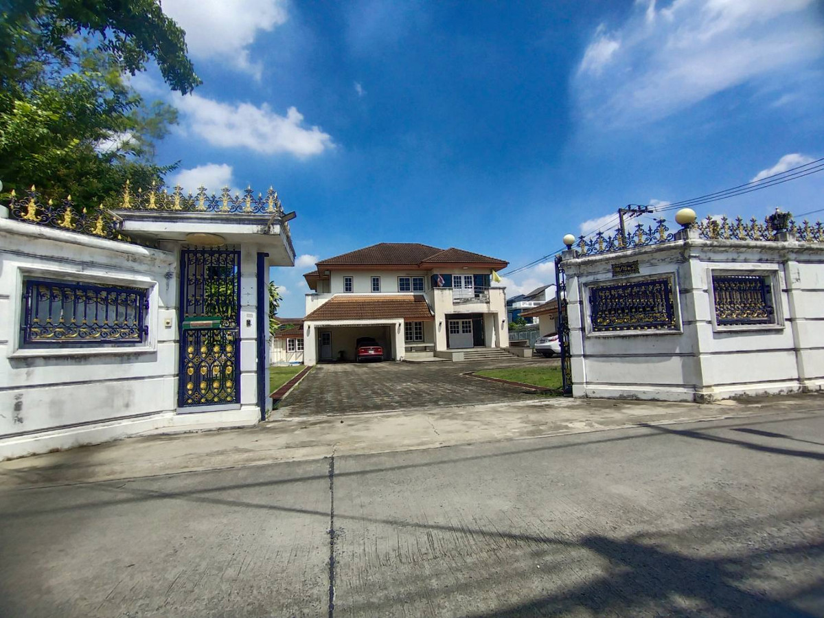 For SaleHouseBang kae, Phetkasem : 2-storey detached house for sale outside the project In the heart of Phetkasem (Soi Phetkasem 68), corner house next to the road, size 214 square meters.