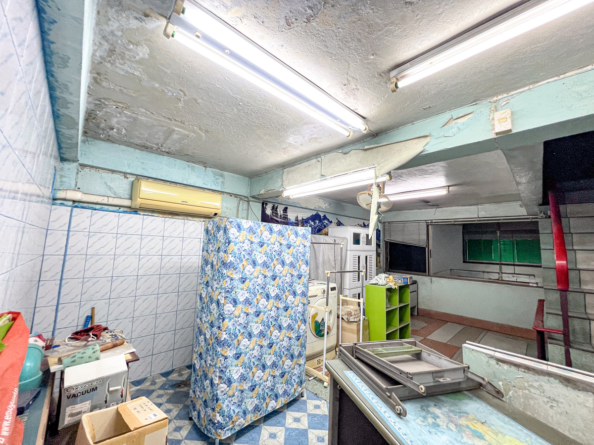 ขายทาวน์โฮมบางซื่อ วงศ์สว่าง เตาปูน : ทำเลดีจัด 🔥 ตึกแถวติด MRT เตาปูน 150 ม. สายลงทุนรีบเลย 📈💰อาคารพาณิชย์ กรุงเทพ - นนท์ 2 / 4 ห้องนอน (ขาย), Commercial building Bangkok - Non 2 / 4 Bedrooms (FOR SALE) BNS004