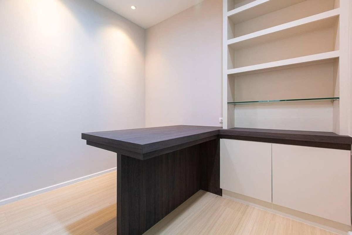 ขายทาวน์โฮมอ่อนนุช อุดมสุข : ทาวน์โฮม บ้านกลางเมือง สุขุมวิท 77 / 2 ห้องนอน (ขายพร้อมผู้เช่า), Townhome Baan Klang Muang Sukhumvit 77 / 2 Bedrooms (SALE WITH TENENT) FON249