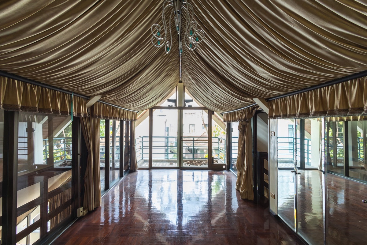 ขายบ้านสุขุมวิท อโศก ทองหล่อ : ขายที่ดินพร้อมสิ่งปลูกสร้าง เนื้อที่ดิน 230 ตารางวา ซอยสุขุมวิท 24 แขวงคลองตัน เขตคลองเตย กรุงเทพมหานคร 10110