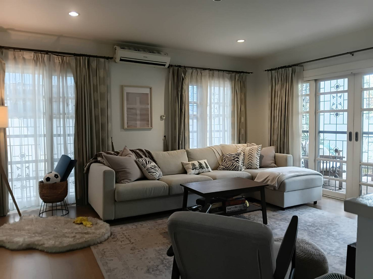 For RentHouseSukhumvit, Asoke, Thonglor : For rent, beautifully decorated house in Ekkamai area, near Thonglor, small pets allowed. Soi Pridi Banomyong 25