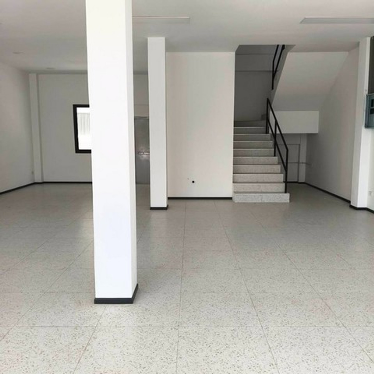 ให้เช่าอาคารพาณิชย์บางนา แบริ่ง ลาซาล : HR3307ให้เช่าออฟฟิศพร้อมโกดัง 3.5 ชั้น + ดาดฟ้า ซอยบางนา-ตราด ซอย 13 พื้นที่ใช้สอยรวม 384 ตร.ม. พร้อมเข้าอยู่ทันที