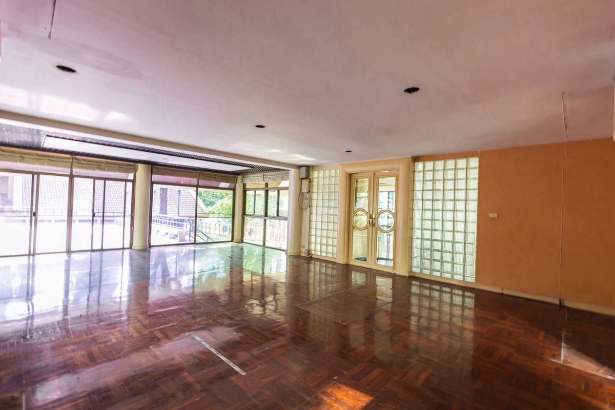 ขายบ้านสุขุมวิท อโศก ทองหล่อ : ขายที่ดินพร้อมสิ่งปลูกสร้าง เนื้อที่ดิน 230 ตารางวา ซอยสุขุมวิท 24 แขวงคลองตัน เขตคลองเตย กรุงเทพมหานคร 10110