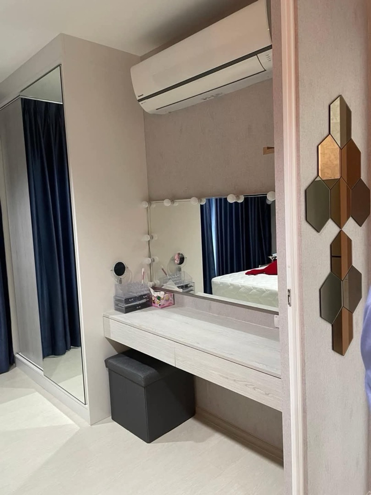 For RentCondoSamut Prakan,Samrong : Urgent for rent!! Aspire Erawan, Building B, 21st floor, size 30 sq m, price 8,500 baht only.