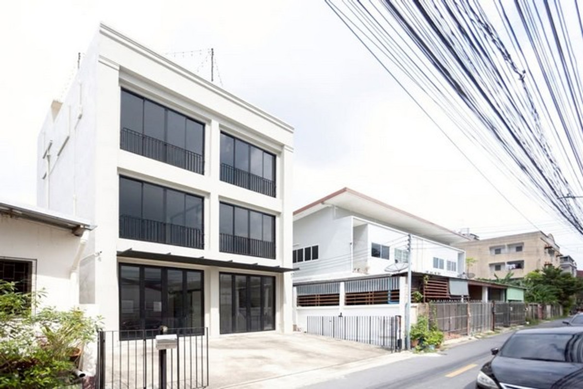 ให้เช่าอาคารพาณิชย์บางนา แบริ่ง ลาซาล : HR3303ให้เช่าออฟฟิศ-โกดัง 3.5 ชั้น พร้อมดาดฟ้า | บางนา-ตราด ซอย 13 เชื่อมต่ออุดมสุข-สุขุมวิท  สภาพใหม่ กั้นห้องแอร์ครบ พร้อมใช้งานทันที