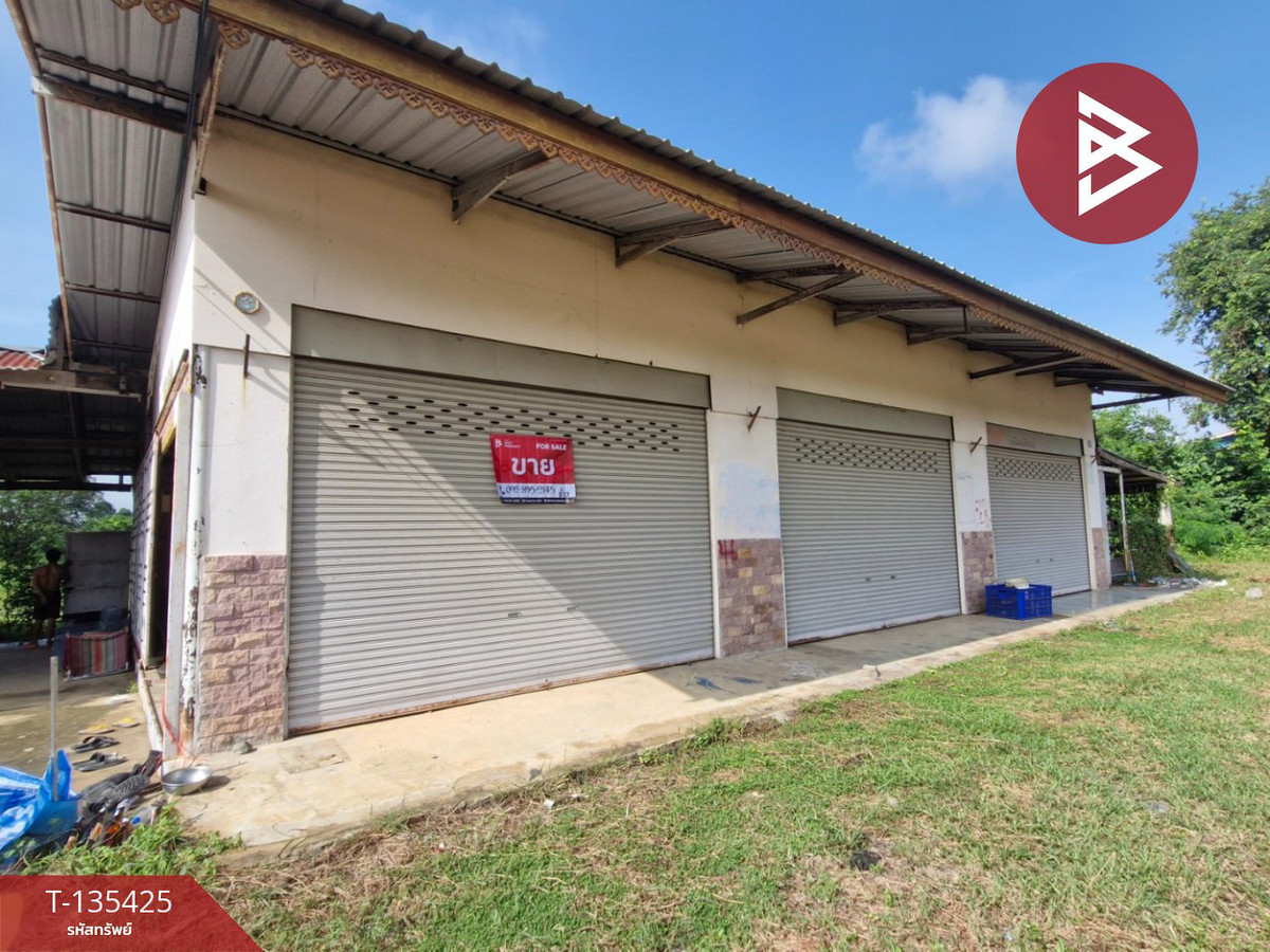 For SaleLandNakhon Sawan : Land for sale with buildings, area 15 rai 76 square wah, Tak Fa, Nakhon Sawan.