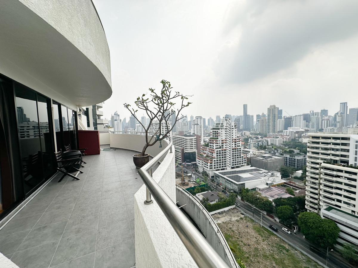 ให้เช่าคอนโดสุขุมวิท อโศก ทองหล่อ : Supalai Place Sukhumvit 39 - 2BR - 150sqm.