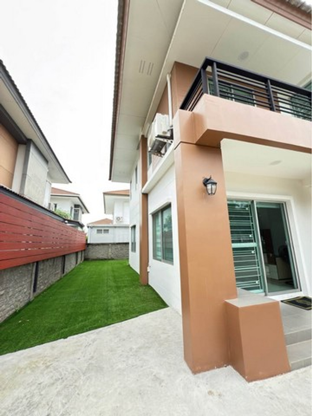 For RentHouseLadkrabang, Suwannaphum Airport : HR3306 Large 2-story detached house for rent, Atoll Maldives Palm Bangna-Wongwaen project, in front of the house, not next to anyone (Private Zone) | Just 3 minutes to Mega Bangna.