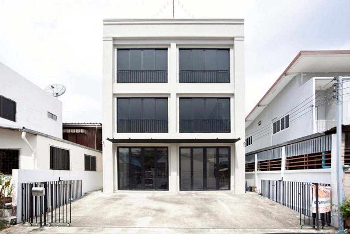 For RentShop HouseBangna, Bearing, Lasalle : HR3303 Office-warehouse for rent, 3.5 floors with rooftop | Bangna-Trad Soi 13, connecting Udomsuk-Sukhumvit, new condition, fully air-conditioned room partition. Ready to use immediately