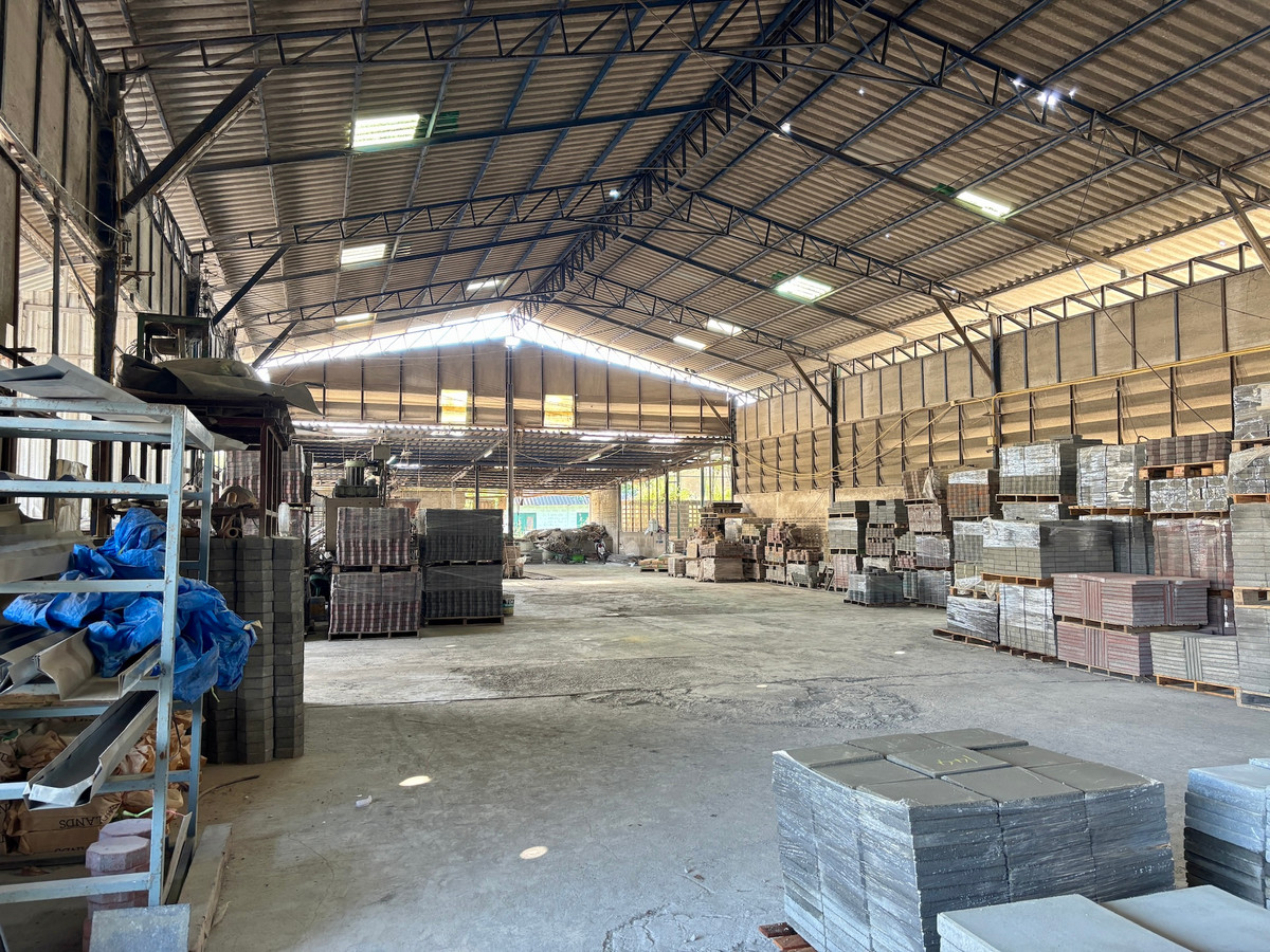 For SaleLandPathum Thani,Rangsit, Thammasat : Land with warehouse 3 rai 2 ngan 40 sq m. Warehouse size 900 sq m. Ready to use condition. Along Kanchanaphisek Road, Khlong Sam, near Thai Market.