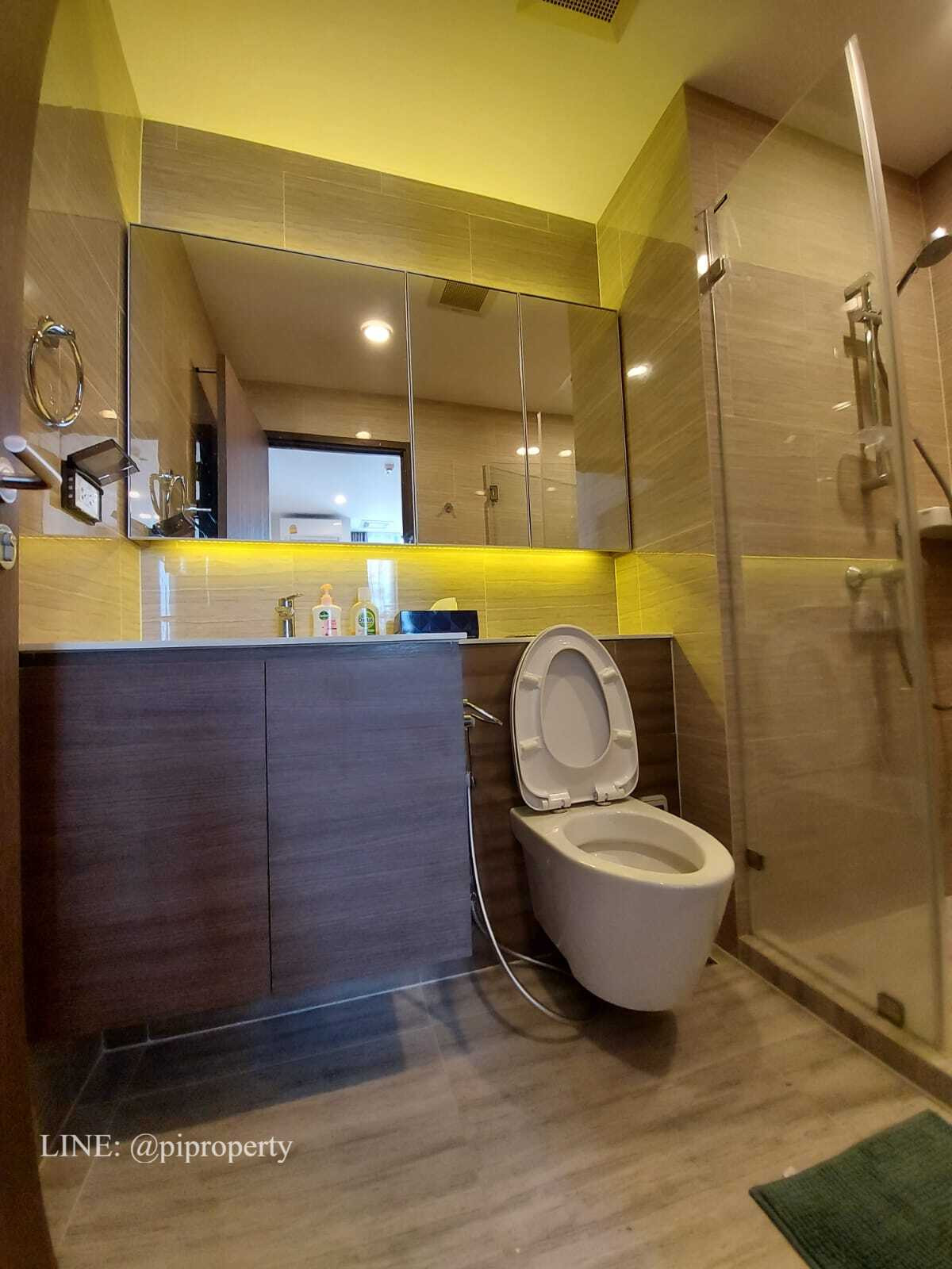 For RentCondoOnnut, Udomsuk : High floor 1 bedroom unit for rent in Whizdom Essence Sukhumvit, True Digital Park BTS Punnawithi station.