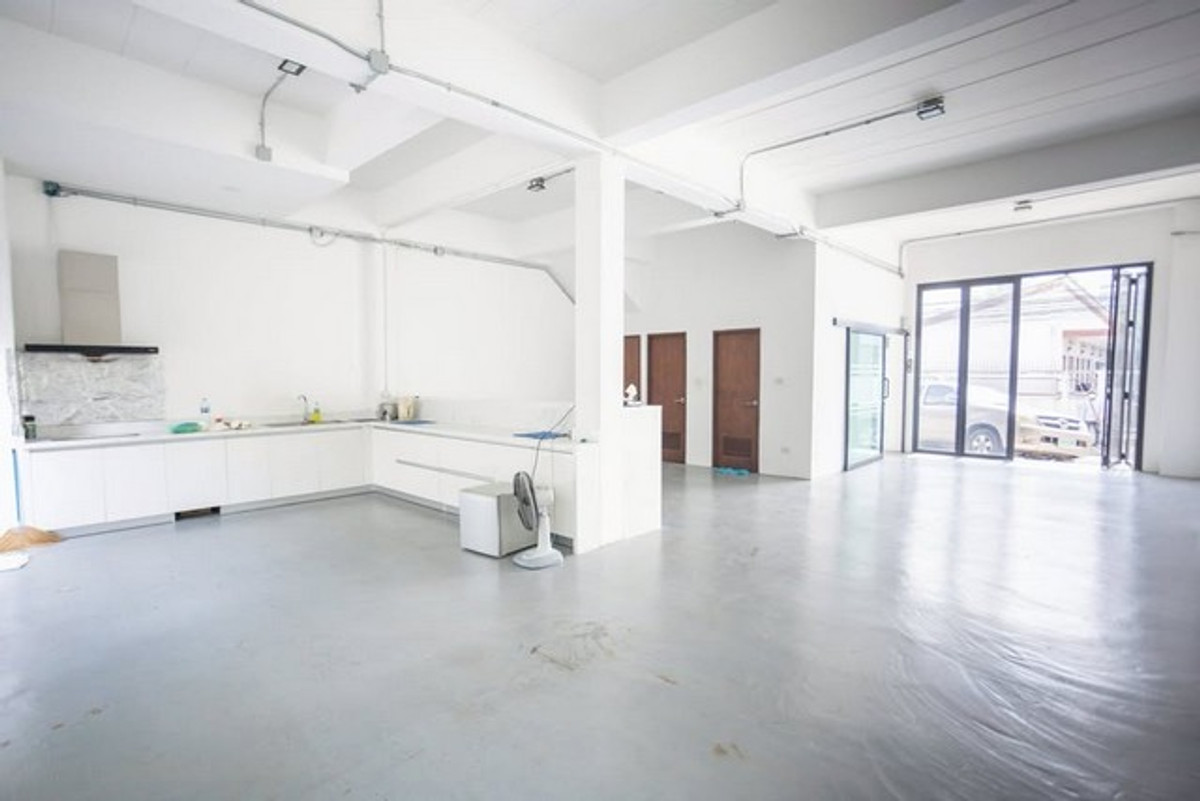 ให้เช่าอาคารพาณิชย์บางนา แบริ่ง ลาซาล : HR3303ให้เช่าออฟฟิศ-โกดัง 3.5 ชั้น พร้อมดาดฟ้า | บางนา-ตราด ซอย 13 เชื่อมต่ออุดมสุข-สุขุมวิท  สภาพใหม่ กั้นห้องแอร์ครบ พร้อมใช้งานทันที