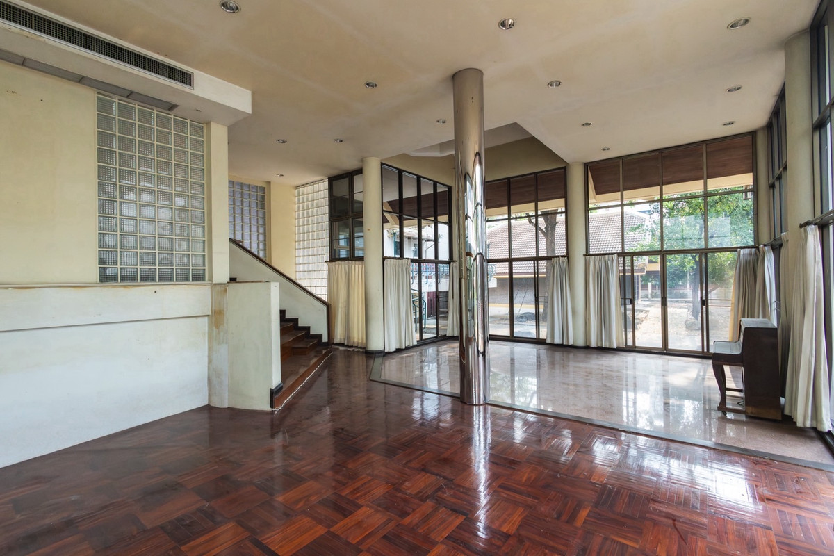 ขายบ้านสุขุมวิท อโศก ทองหล่อ : ขายที่ดินพร้อมสิ่งปลูกสร้าง เนื้อที่ดิน 230 ตารางวา ซอยสุขุมวิท 24 แขวงคลองตัน เขตคลองเตย กรุงเทพมหานคร 10110