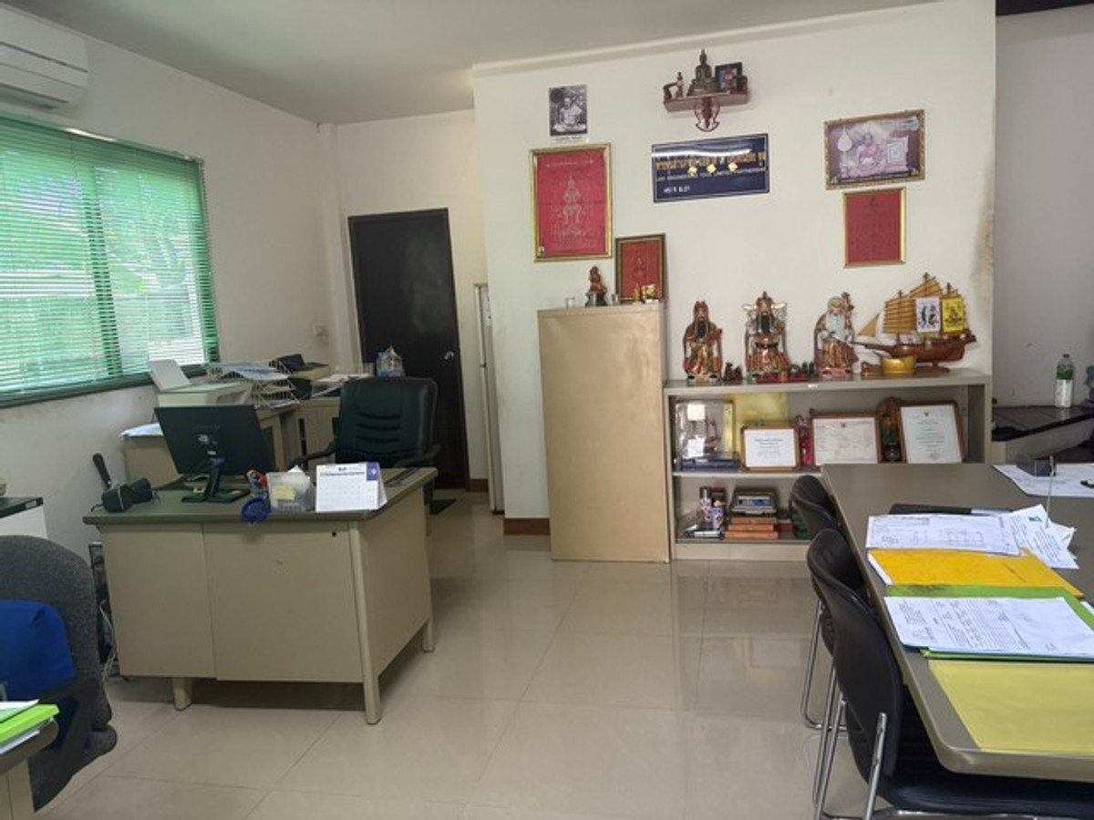 For RentWarehouseSamut Prakan,Samrong : HR3302 for sale/rent warehouse-factory size 1,000 sq m., Phraeksa Mai area. The trailer is easy to get in and out of. Suitable for factories, warehouses