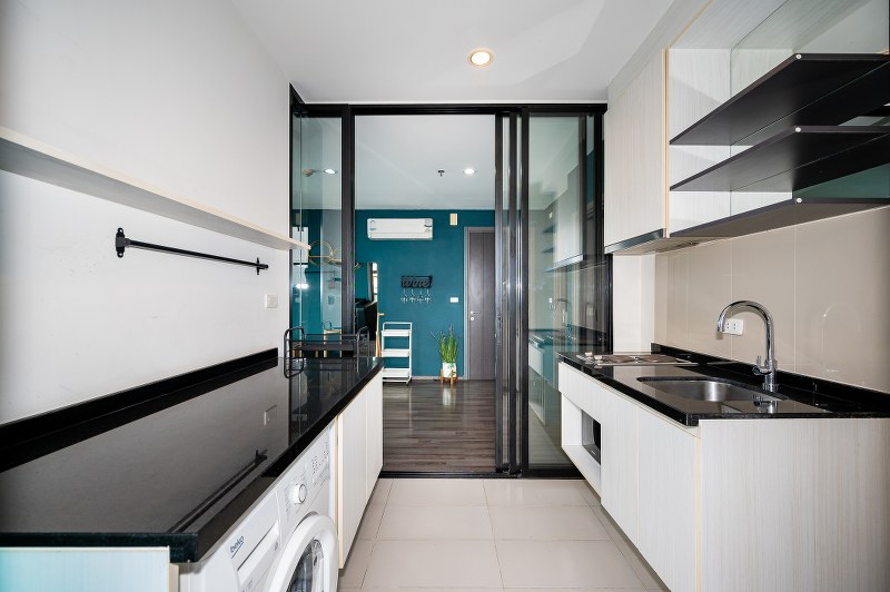 ขายคอนโดอ่อนนุช อุดมสุข : 🔥ขายด่วน+🔥เดอะ เบส พาร์ค อีสต์ สุขุมวิท 77 ใกล้สถานีรถไฟฟ้า BTS อ่อนนุช เฟอร์นิเจอร์ครบ พร้อมเข้าอยู่ 