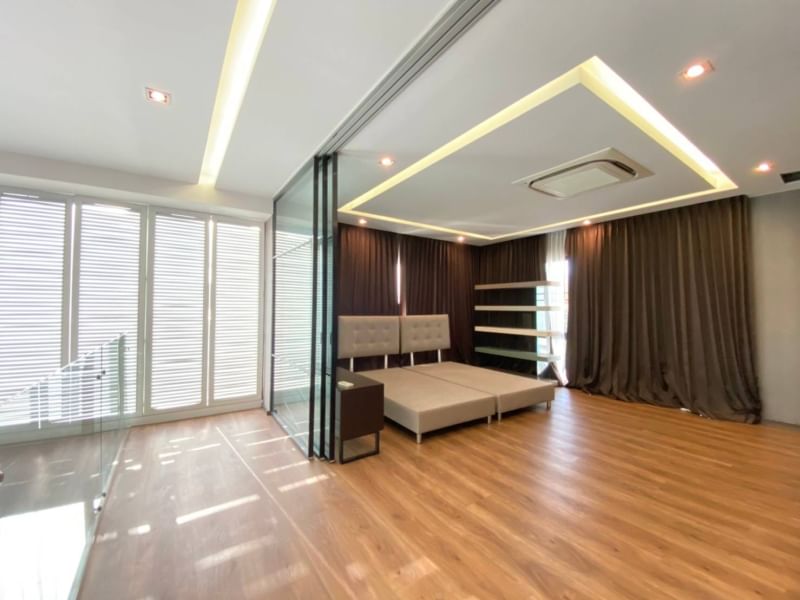 ให้เช่าบ้านพระราม 9 เพชรบุรีตัดใหม่ RCA : 🔥เช่าด่วน+🔥 อิสสระ เรสซิเดนซ์ พระราม 9 ใกล้สถานีรถไฟฟ้าสายสีส้ม สถานีประดิษฐ์มนูธรรม เฟอร์นิเจอร์ครบพร้อมเข้าอยู่