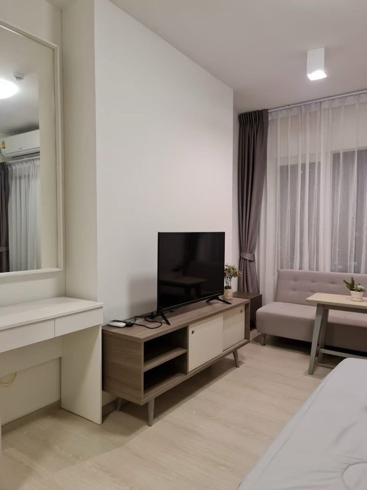 For RentCondoRatchadapisek, Huaikwang, Suttisan : 🔥🔥🔥Hot Prices 12,000.-🔥🔥🔥
𝐅𝐨𝐫 𝐑𝐞𝐧𝐭🌻 𝐂𝐡𝐚𝐩𝐭𝐞𝐫𝐎𝐧𝐞 𝐄𝐜𝐨 𝐫𝐚𝐭𝐜𝐡𝐚𝐝𝐚 𝐇𝐮𝐚𝐤𝐰𝐚𝐧𝐠 🏠 C14🔥Ready to move in 27/1/69🔥
🍇🦢🍇I don't accept cattle. I'm already addicted to cattle 🍇🦢🍇
🟥🟩🟧🟨🟪🟥🟩🟧🟨🟥🟩🟨🟨🟪
❤️❤️ There is a 7-11 in the building, very convenient.
**Illustration