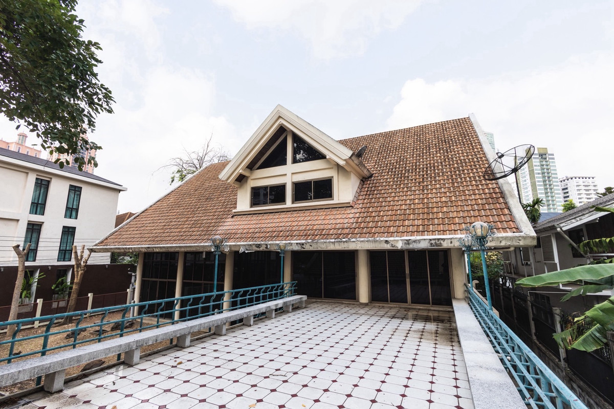 ขายบ้านสุขุมวิท อโศก ทองหล่อ : ขายที่ดินพร้อมสิ่งปลูกสร้าง เนื้อที่ดิน 230 ตารางวา ซอยสุขุมวิท 24 แขวงคลองตัน เขตคลองเตย กรุงเทพมหานคร 10110