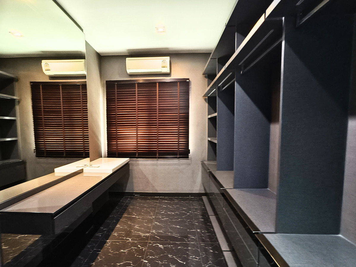 ให้เช่าทาวน์โฮมเกษตร นวมินทร์ ลาดปลาเค้า : ให้เช่า Landmark เอกมัย - รามอินทรา 33.2ตร.ว. 12.5 ล้านบาท ทาวน์โฮมหรู ติดสวน สายไฟลงใต้ดิน 3ห้องนอน 4ห้องน้ำ ใกล้ทางด่วนและรถไฟฟ้า