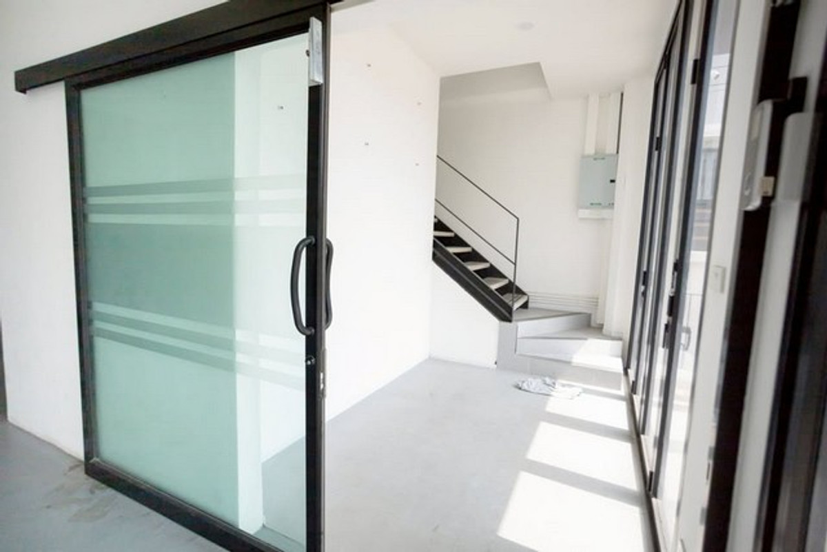 ให้เช่าอาคารพาณิชย์บางนา แบริ่ง ลาซาล : HR3303ให้เช่าออฟฟิศ-โกดัง 3.5 ชั้น พร้อมดาดฟ้า | บางนา-ตราด ซอย 13 เชื่อมต่ออุดมสุข-สุขุมวิท  สภาพใหม่ กั้นห้องแอร์ครบ พร้อมใช้งานทันที