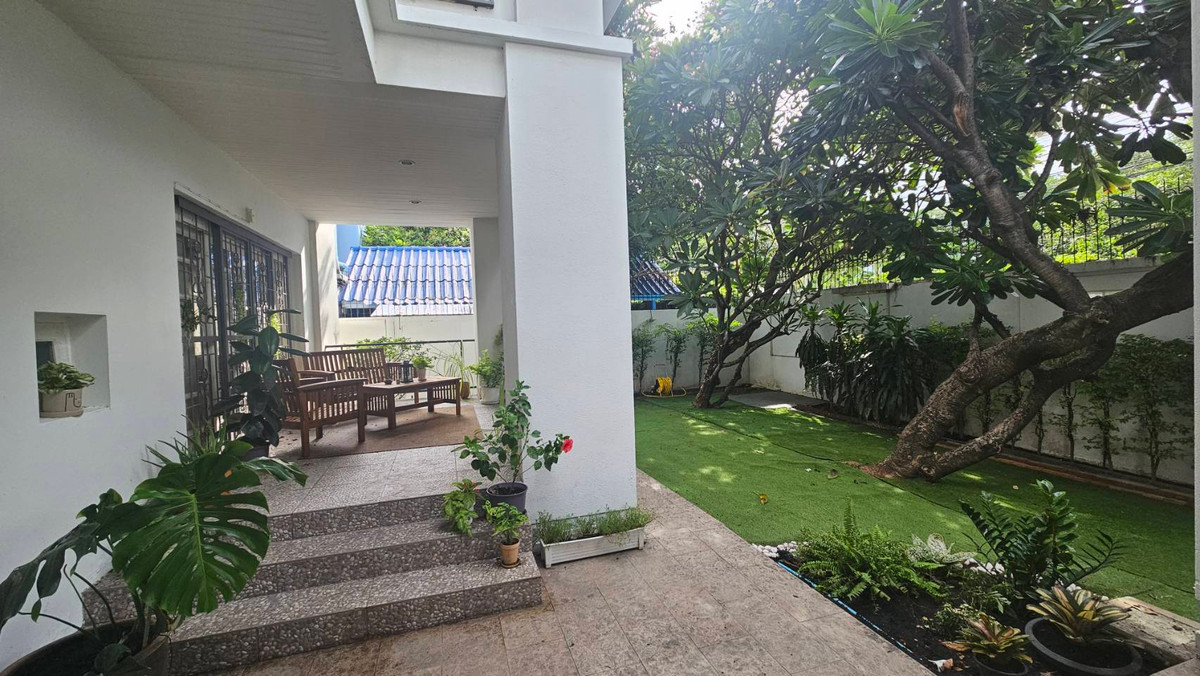 For RentHouseSukhumvit, Asoke, Thonglor : For rent, beautifully decorated house in Ekkamai area, near Thonglor, small pets allowed. Soi Pridi Banomyong 25