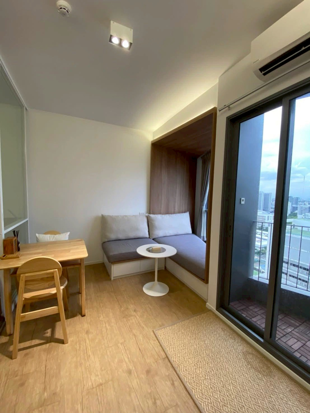 ให้เช่าคอนโดสยาม จุฬา สามย่าน : ☁️ มุมนั่งชิลริมหน้าต่าง มีมุมโปรดไว้พักใจในทุกวัน ✨ วิวเมืองสวยที่ Triple Y Residence 🏙️