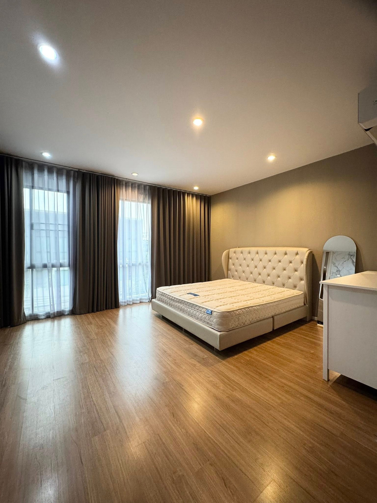 For RentTownhomeSeri Thai, Ramkhamhaeng Nida : For sale/rent Baan Klang Muang Lat Phrao-Serithai 52 ✨ ( N1-996 ) Luxurious 3-story townhome, beautiful, ready to move in, adding an extra-wide kitchen to the back of the house.  With air conditioning in every room!