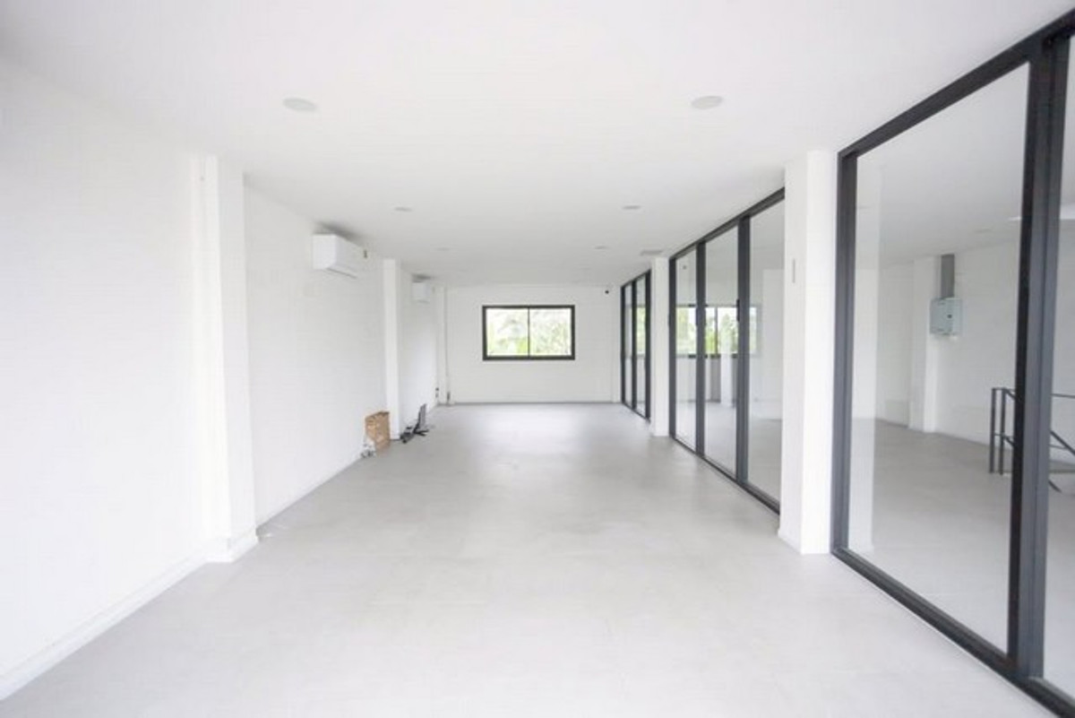 ให้เช่าอาคารพาณิชย์บางนา แบริ่ง ลาซาล : HR3303ให้เช่าออฟฟิศ-โกดัง 3.5 ชั้น พร้อมดาดฟ้า | บางนา-ตราด ซอย 13 เชื่อมต่ออุดมสุข-สุขุมวิท  สภาพใหม่ กั้นห้องแอร์ครบ พร้อมใช้งานทันที