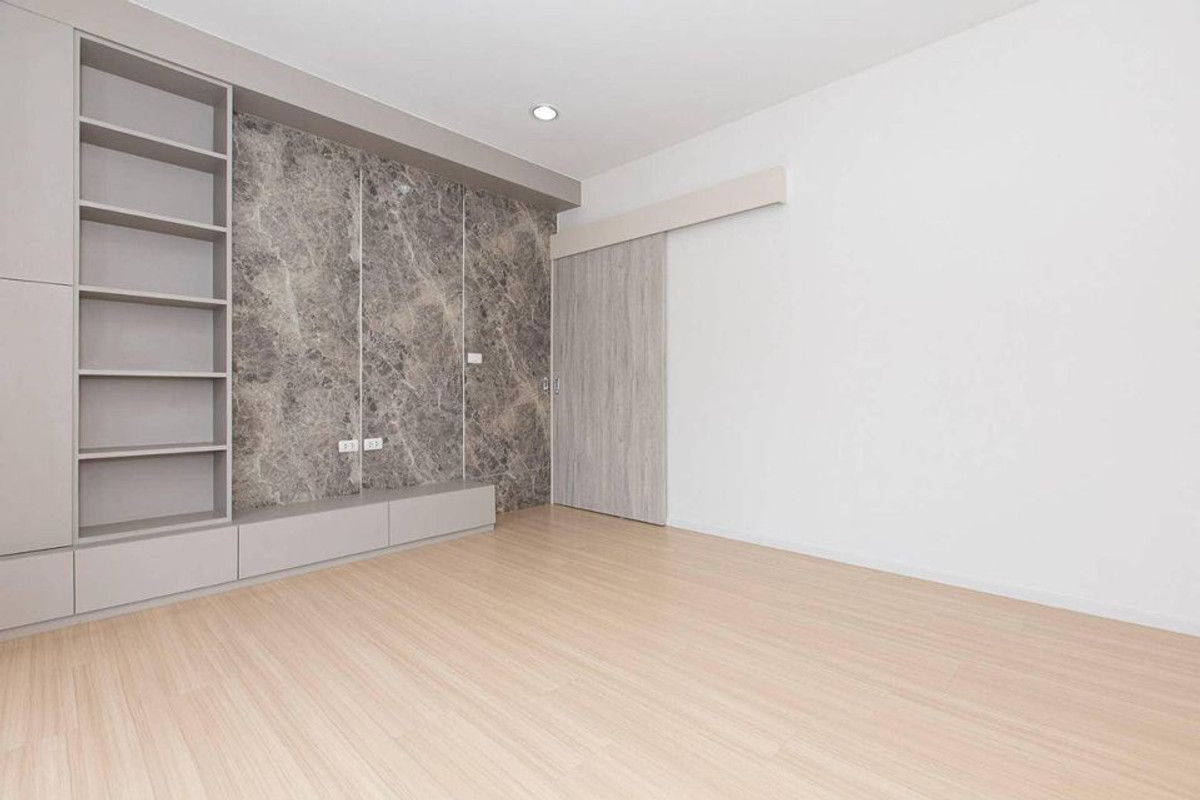 ขายทาวน์โฮมอ่อนนุช อุดมสุข : ทาวน์โฮม บ้านกลางเมือง สุขุมวิท 77 / 2 ห้องนอน (ขายพร้อมผู้เช่า), Townhome Baan Klang Muang Sukhumvit 77 / 2 Bedrooms (SALE WITH TENENT) FON249