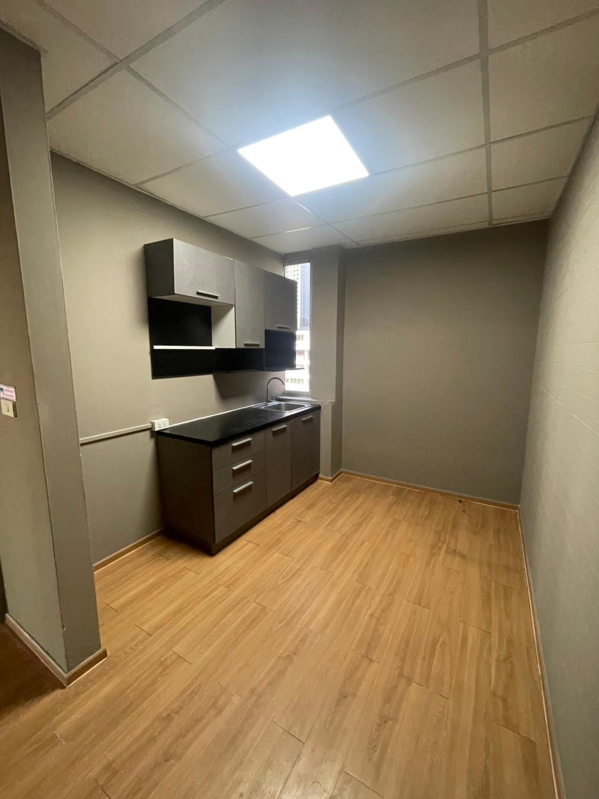 ให้เช่าสำนักงานคลองเตย กล้วยน้ำไท : ให้เช่า ออฟฟิศรีโนเวทใหม่  แถวสุขุมวิท 370 ตร.ม. ใกล้BTS พร้อมพงษ์