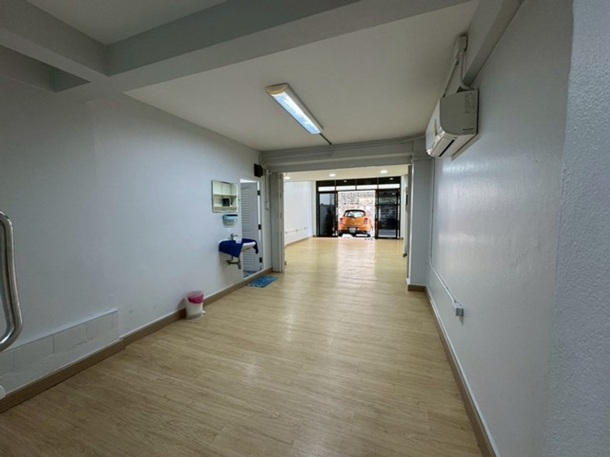 For RentShop HouseSathorn, Narathiwat : HR3301 Commercial building for rent, 5 and a half floors, newly renovated, in the heart of Sathorn, Soi Charoen Rat 3, connecting Sathorn-Narathiwat.