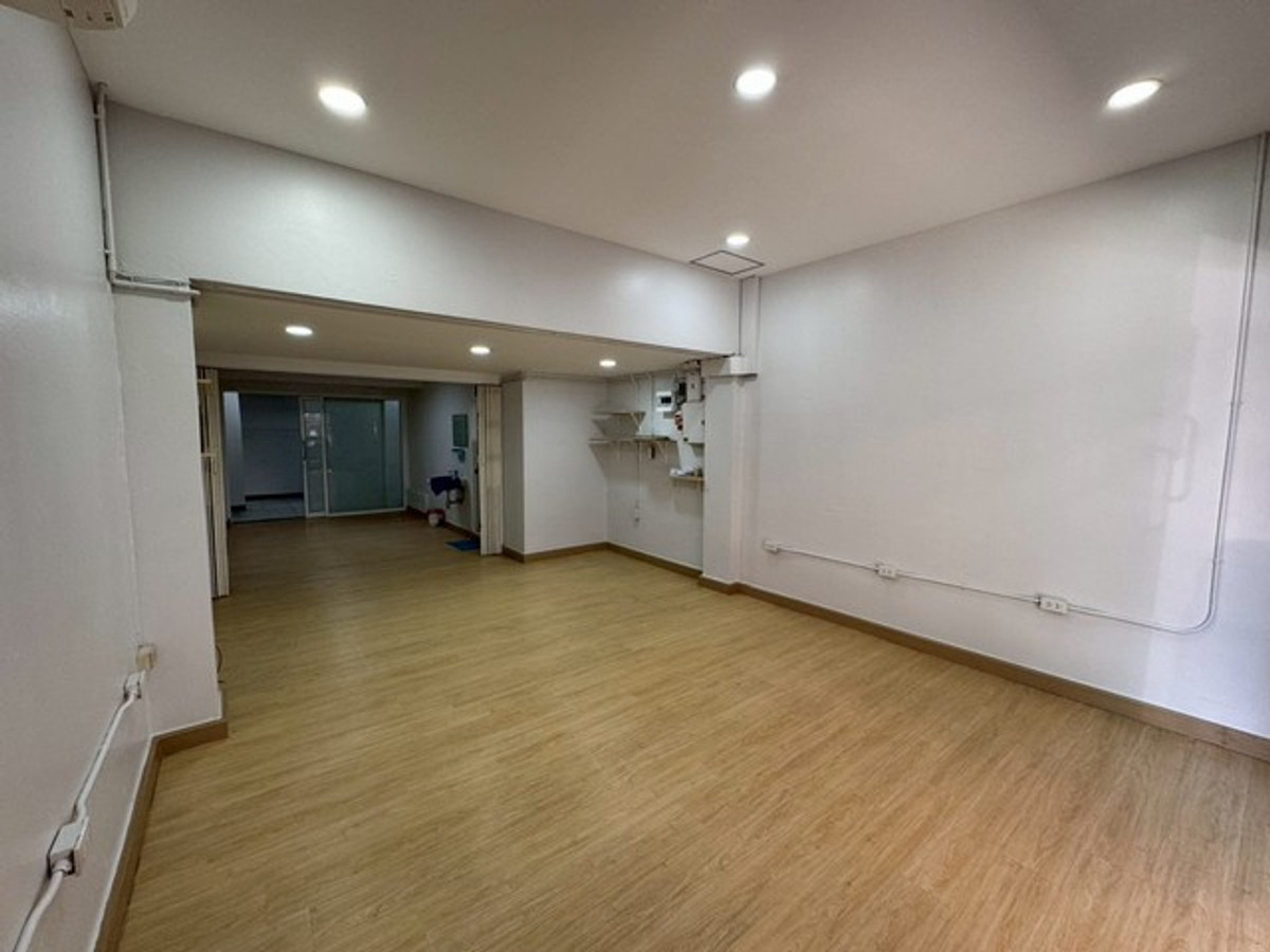 For RentShop HouseSathorn, Narathiwat : HR3301 Commercial building for rent, 5 and a half floors, newly renovated, in the heart of Sathorn, Soi Charoen Rat 3, connecting Sathorn-Narathiwat.